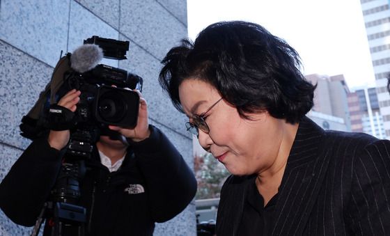 굳은 표정으로 출근하는 이혜훈