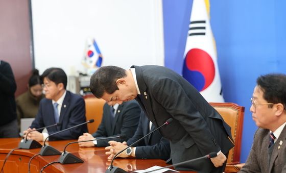 고개숙여 인사하는 김병기 원내대표