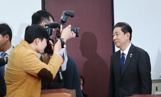 회의장 나서는 김병기 원내대표