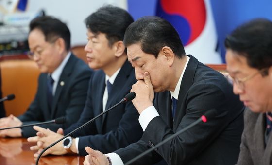 굳은 표정의 김병기