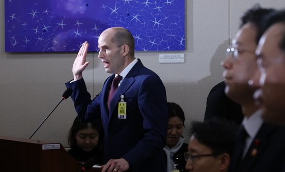 선서하는 해롤드 로저스 쿠팡 대표이사