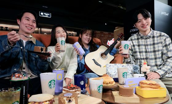 스타벅스에서 즐기는 시트콤 '프렌즈'