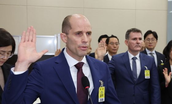 청문회 선서하는 해롤드 로저스 쿠팡 임시대표