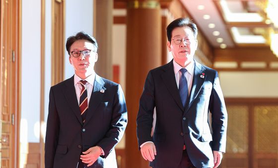 국무회의 참석하는 이재명 대통령