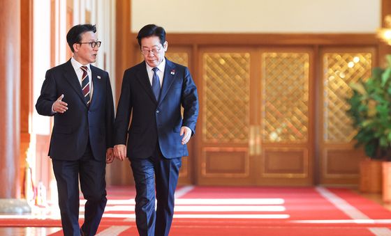 대화하며 국무회의장 향하는 이재명 대통령