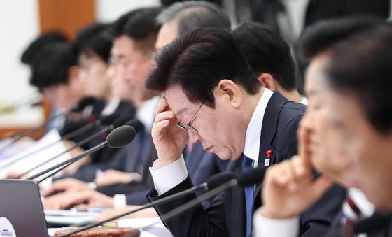 자료 살펴보는 이재명 대통령