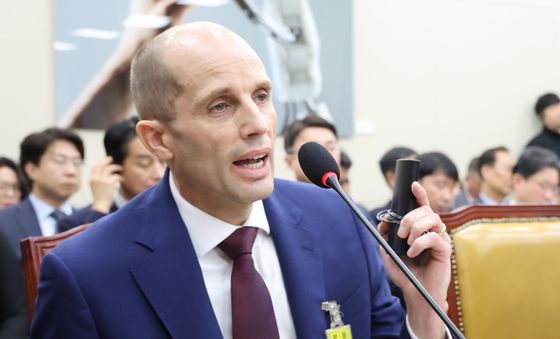 청문회 질의에 답하는 해롤드 로저스 쿠팡 임시대표