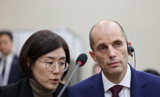 청문회 질의 듣는 쿠팡 대표