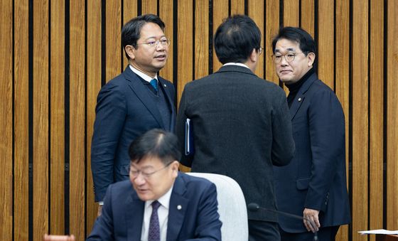 대화 나누는 김승원·배준영 간사