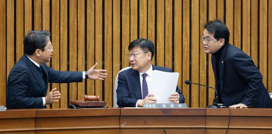 여야 의견 병기한 김호철 감사원장 후보자 인사청문보고서 채택