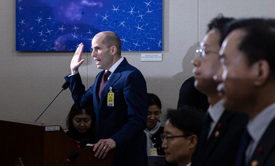 증인 선서하는 쿠팡 대표