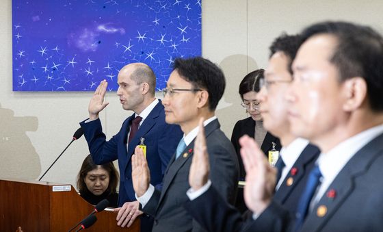 증인 선서하는 해롤드 로저스 쿠팡 대표