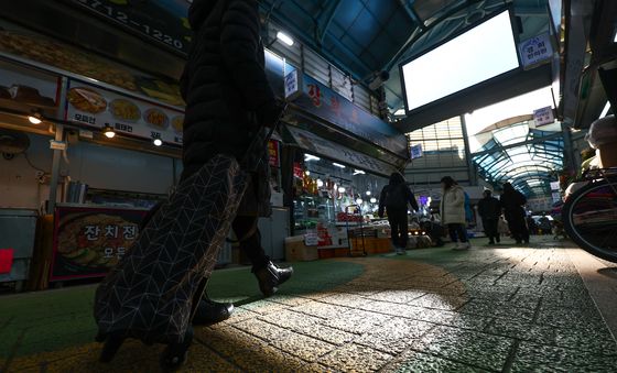 명절특수 사라지자  소비 21개월 만에 급감