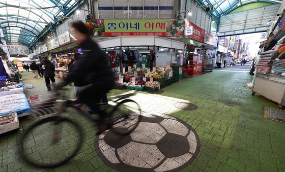 '명절특수' 걷힌 소비 21개월 만에 급감