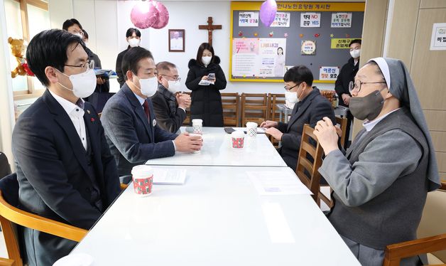 노인요양원 관계자 현황 청취하는 김민재 차관