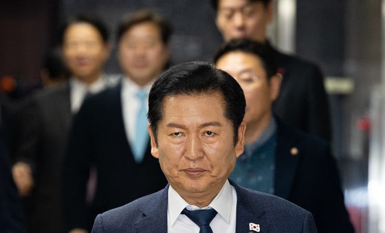 의원총회 참석하는 정청래 민주당 대표