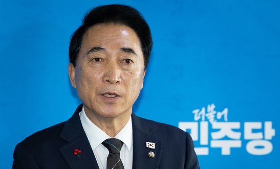 비공개 긴급 최고위 결과 밝히는 박수현 민주당 수석대변인