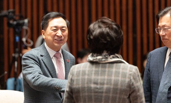 인사 나누는 김기현 의원