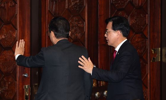 김병기 의원 어깨 두드리는 송언석 국민의힘 원내대표