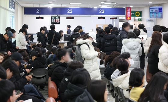 연말에 몰린 민원인들로 북새통 이루는 운전면허시험장