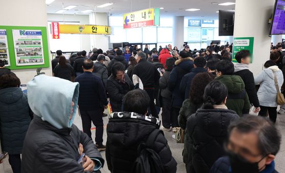 길게 늘어선 민원인 대기줄