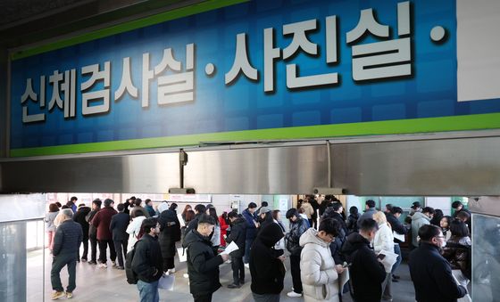 민원인들로 붐비는 운전면허시험장