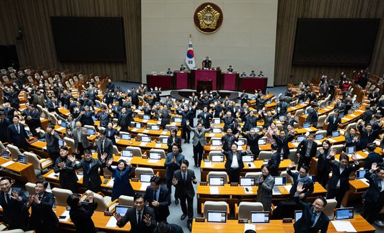 손 흔드는 여야