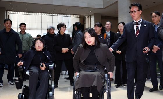 김민석 총리, 장애인들과 국립중앙박물관 관람