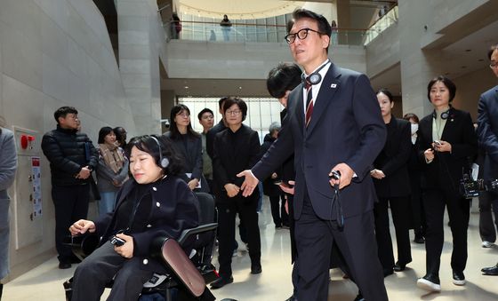 장애인들과 국립중앙박물관 찾은 김민석 총리