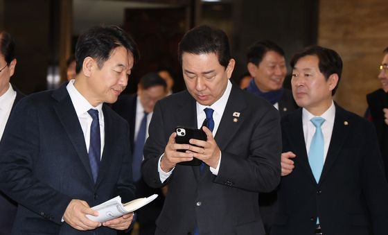 본회의 마치고 이동하는 김병기 전 원내대표