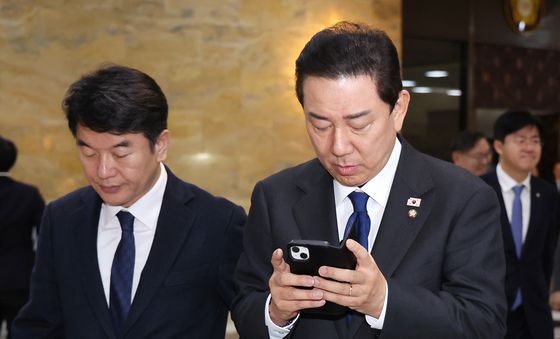 휴대전화 바라보는 김병기