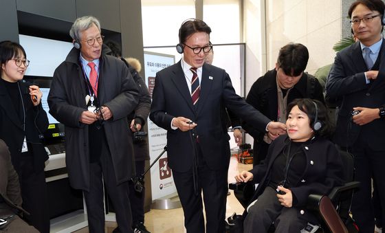 국립중앙박물관 찾은 김민석 총리, 배리어프리 키오스크 살펴