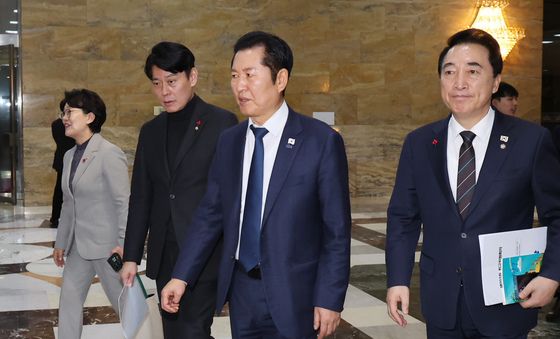 본회의장 밖으로 이동하는 정청래 민주당 대표