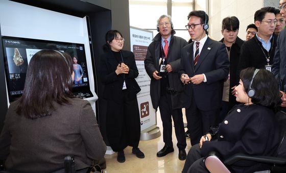 배리어프리 키오스크 현장 참관한 김민석 총리