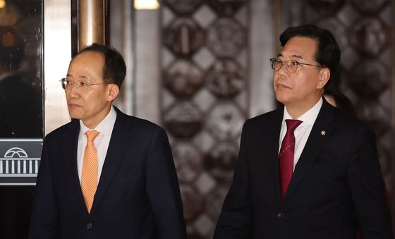 올해 마지막 본회의 마치고 이동하는 송언석-추경호