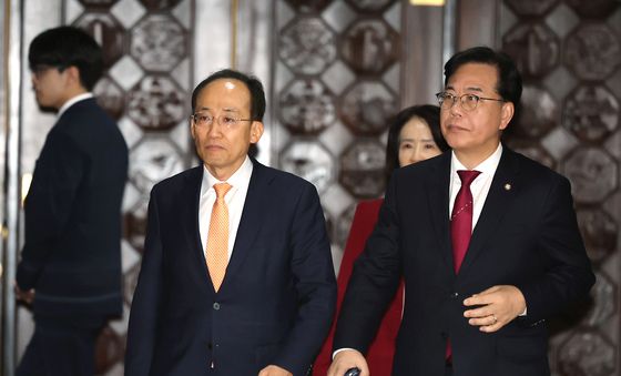 본회의 마치고 이동하는 송언석 원내대표와 추경호 의원