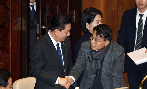 인사 나누는 김병기·윤상현