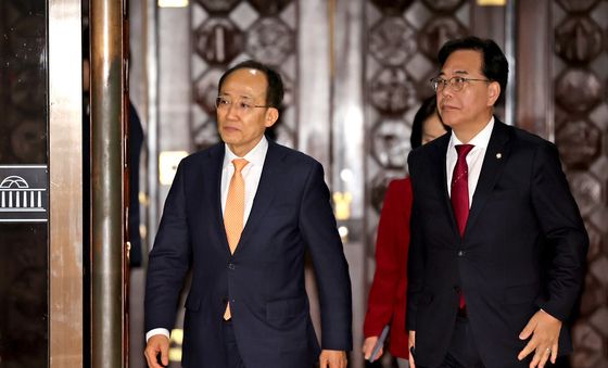 국회 본회의장 나서는 송언석 원내대표와 추경호 의원