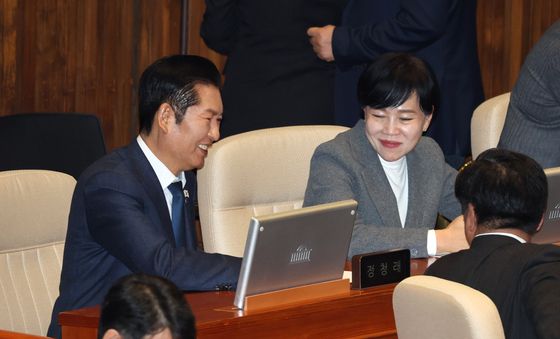 대화 나누는 정청래·전현희