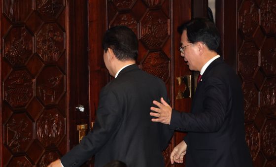 김병기 전 원내대표 어깨 두드리는 송언석 국민의힘 원내대표