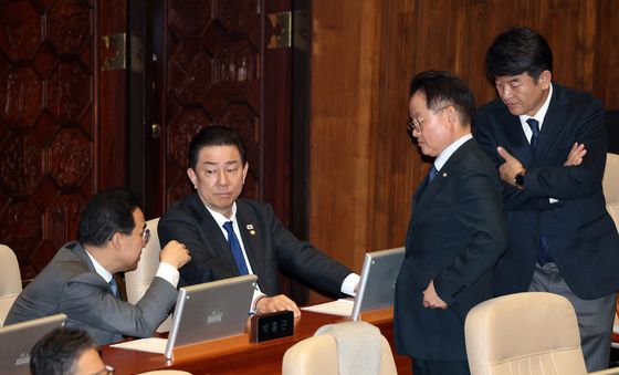 김병기 의원, 원내 지도부들과 함께