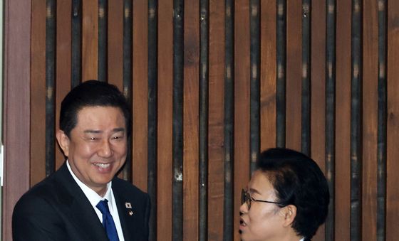 인사 나누는 김병기 의원