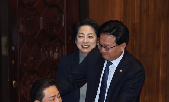 의원들과 인사 나누는 김병기 의원