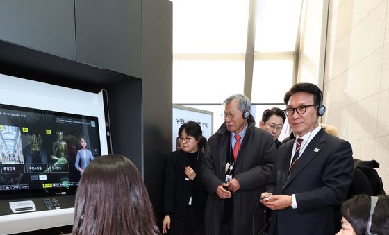 국립중앙박물관에서 배리어프리 키오스크 점검하는 김민석 총리