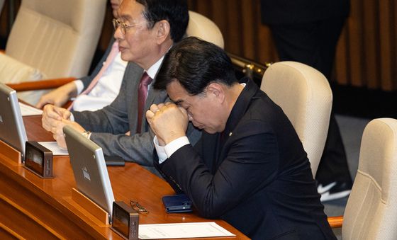 생각 잠긴 송언석 원내대표