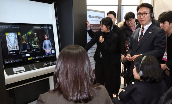 김민석 총리, 장애인·고령자 위한 키오스크 시설 참관