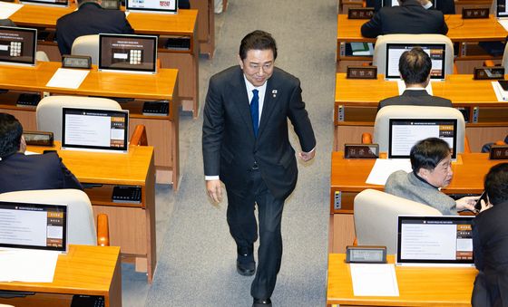 자리 이동하는 김병기