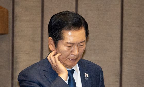 생각 많은 정청래 민주당 대표