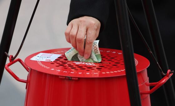 모금 마감 앞둔 자선냄비에 기부 손길