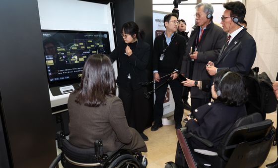 배리어프리 키오스크 앞에 선 김민석 국무총리